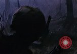 Immagine di Jungle combattere con le pistole di macchina Il Vietnam, 1967, secondo 58 filmato di repertorio 65675069514