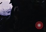 Immagine di Jungle combattere con le pistole di macchina Il Vietnam, 1967, secondo 59 filmato di repertorio 65675069514