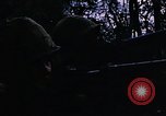 Immagine di Jungle combattere con le pistole di macchina Il Vietnam, 1967, secondo 62 filmato di repertorio 65675069514