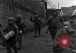 Immagine di STATI UNITI Fanteria vicino a Bitschhofen Germania WW2 Bitschhofen Germania, 1944, secondo 11 filmato di repertorio 65675069529
