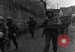 Immagine di STATI UNITI Fanteria vicino a Bitschhofen Germania WW2 Bitschhofen Germania, 1944, secondo 12 filmato di repertorio 65675069529