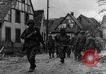 Standbild Deutschland Infanterie Bitschhofen Deutschland, 1944, aus Sekunde 5 historischem Filmmaterial Videoclip 65675069530