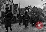Standbild Deutschland Infanterie Bitschhofen Deutschland, 1944, aus Sekunde 6 historischem Filmmaterial Videoclip 65675069530