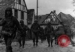 Standbild Deutschland Infanterie Bitschhofen Deutschland, 1944, aus Sekunde 12 historischem Filmmaterial Videoclip 65675069530