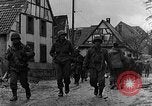 Standbild Deutschland Infanterie Bitschhofen Deutschland, 1944, aus Sekunde 14 historischem Filmmaterial Videoclip 65675069530