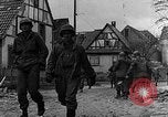 Standbild Deutschland Infanterie Bitschhofen Deutschland, 1944, aus Sekunde 17 historischem Filmmaterial Videoclip 65675069530