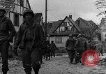 Standbild Deutschland Infanterie Bitschhofen Deutschland, 1944, aus Sekunde 18 historischem Filmmaterial Videoclip 65675069530