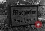 Standbild Deutschland Infanterie Bitschhofen Deutschland, 1944, aus Sekunde 26 historischem Filmmaterial Videoclip 65675069530