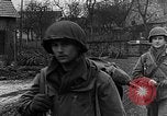 Standbild Deutschland Infanterie Bitschhofen Deutschland, 1944, aus Sekunde 29 historischem Filmmaterial Videoclip 65675069530