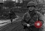 Standbild Deutschland Infanterie Bitschhofen Deutschland, 1944, aus Sekunde 31 historischem Filmmaterial Videoclip 65675069530