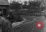 Standbild Deutschland Infanterie Bitschhofen Deutschland, 1944, aus Sekunde 33 historischem Filmmaterial Videoclip 65675069530
