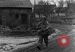 Standbild Deutschland Infanterie Bitschhofen Deutschland, 1944, aus Sekunde 39 historischem Filmmaterial Videoclip 65675069530