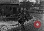 Standbild Deutschland Infanterie Bitschhofen Deutschland, 1944, aus Sekunde 40 historischem Filmmaterial Videoclip 65675069530