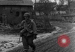 Standbild Deutschland Infanterie Bitschhofen Deutschland, 1944, aus Sekunde 41 historischem Filmmaterial Videoclip 65675069530
