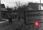 Standbild Deutschland Infanterie Bitschhofen Deutschland, 1944, aus Sekunde 43 historischem Filmmaterial Videoclip 65675069530