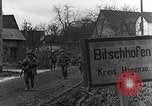 Standbild Deutschland Infanterie Bitschhofen Deutschland, 1944, aus Sekunde 44 historischem Filmmaterial Videoclip 65675069530