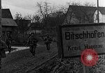 Standbild Deutschland Infanterie Bitschhofen Deutschland, 1944, aus Sekunde 48 historischem Filmmaterial Videoclip 65675069530