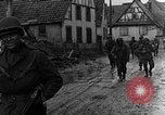 Standbild Deutschland Infanterie Bitschhofen Deutschland, 1944, aus Sekunde 57 historischem Filmmaterial Videoclip 65675069530
