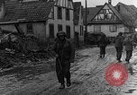 Standbild Deutschland Infanterie Bitschhofen Deutschland, 1944, aus Sekunde 62 historischem Filmmaterial Videoclip 65675069530