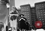 Image outdoor fashion show San Francisco California USA, 1957, de la seconde 13 séquences d'archives historiques vidéo 65675069540