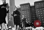 Image outdoor fashion show San Francisco California USA, 1957, de la seconde 17 séquences d'archives historiques vidéo 65675069540