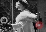 Image outdoor fashion show San Francisco California USA, 1957, de la seconde 21 séquences d'archives historiques vidéo 65675069540