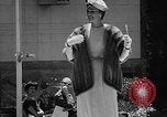 Image outdoor fashion show San Francisco California USA, 1957, de la seconde 25 séquences d'archives historiques vidéo 65675069540
