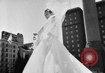 Image outdoor fashion show San Francisco California USA, 1957, de la seconde 40 séquences d'archives historiques vidéo 65675069540