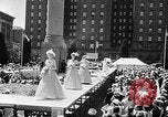 Image outdoor fashion show San Francisco California USA, 1957, de la seconde 41 séquences d'archives historiques vidéo 65675069540
