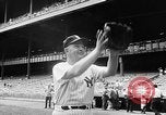 Immagine di Old timer giorno allo Yankee Stadium New York United States USA, 1957, secondo 16 filmato di repertorio 65675069541