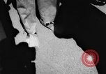 Standbild Soldat mit sehr großen Füßen San Francisco California USA, 1957, aus Sekunde 17 historischem Filmmaterial Videoclip 65675069548