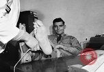 Standbild Soldat mit sehr großen Füßen San Francisco California USA, 1957, aus Sekunde 27 historischem Filmmaterial Videoclip 65675069548