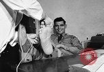 Standbild Soldat mit sehr großen Füßen San Francisco California USA, 1957, aus Sekunde 29 historischem Filmmaterial Videoclip 65675069548
