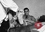 Standbild Soldat mit sehr großen Füßen San Francisco California USA, 1957, aus Sekunde 30 historischem Filmmaterial Videoclip 65675069548
