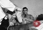 Standbild Soldat mit sehr großen Füßen San Francisco California USA, 1957, aus Sekunde 31 historischem Filmmaterial Videoclip 65675069548