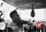 Immagine di Floyd Patterson Seattle Washington USA, 1957, secondo 16 filmato di repertorio 65675069549