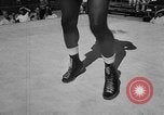 Immagine di Floyd Patterson Seattle Washington USA, 1957, secondo 18 filmato di repertorio 65675069549