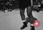 Immagine di Floyd Patterson Seattle Washington USA, 1957, secondo 19 filmato di repertorio 65675069549