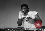 Immagine di Floyd Patterson Seattle Washington USA, 1957, secondo 21 filmato di repertorio 65675069549