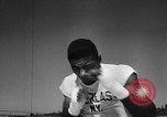 Immagine di Floyd Patterson Seattle Washington USA, 1957, secondo 22 filmato di repertorio 65675069549
