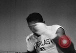 Immagine di Floyd Patterson Seattle Washington USA, 1957, secondo 24 filmato di repertorio 65675069549