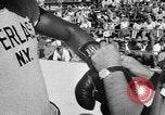 Immagine di Floyd Patterson Seattle Washington USA, 1957, secondo 29 filmato di repertorio 65675069549