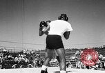 Immagine di Floyd Patterson Seattle Washington USA, 1957, secondo 35 filmato di repertorio 65675069549
