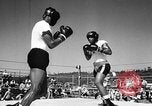 Immagine di Floyd Patterson Seattle Washington USA, 1957, secondo 36 filmato di repertorio 65675069549