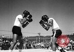 Immagine di Floyd Patterson Seattle Washington USA, 1957, secondo 37 filmato di repertorio 65675069549