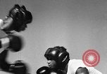 Immagine di Floyd Patterson Seattle Washington USA, 1957, secondo 39 filmato di repertorio 65675069549