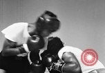 Immagine di Floyd Patterson Seattle Washington USA, 1957, secondo 40 filmato di repertorio 65675069549