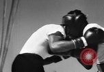Immagine di Floyd Patterson Seattle Washington USA, 1957, secondo 45 filmato di repertorio 65675069549