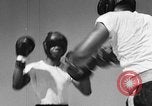 Immagine di Floyd Patterson Seattle Washington USA, 1957, secondo 46 filmato di repertorio 65675069549