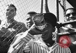 Immagine di Floyd Patterson Seattle Washington USA, 1957, secondo 47 filmato di repertorio 65675069549